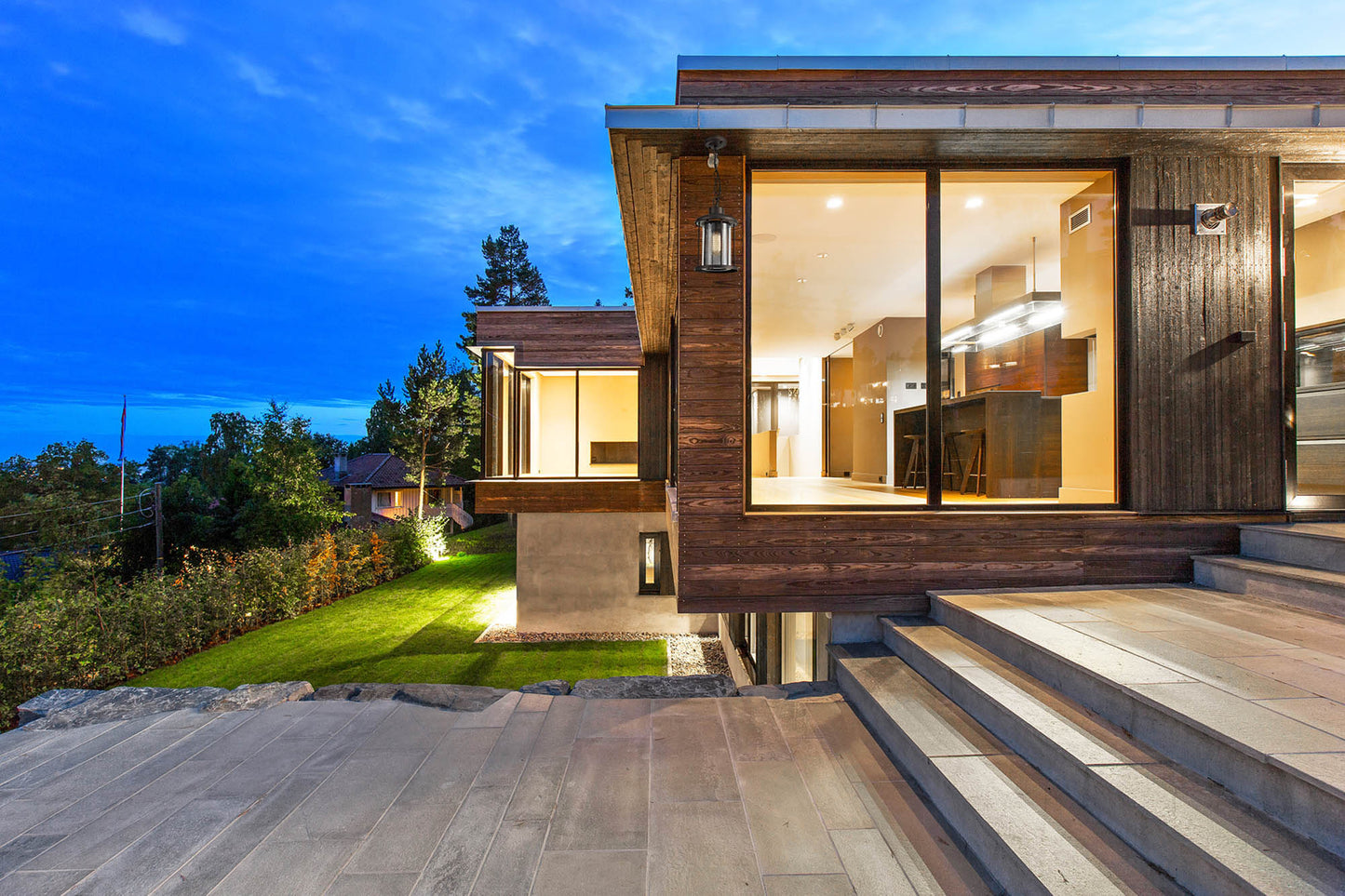 Harrop Extra Large Wall Lamp, 1 x E27, Antique Bronze and Clear Glass, IP54, 2yrs Warranty